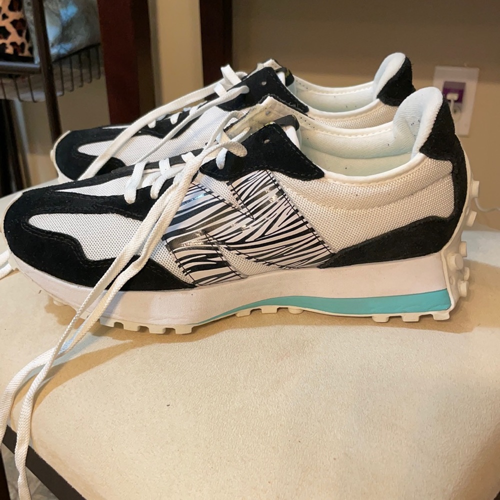 Women’s 8.5 New Balance 327